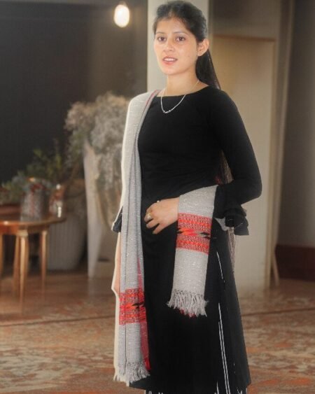 Himalayan Artisan Pure Wool Scarf - Soft and Stylish for Girls